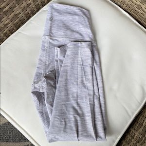 White cropped leggings